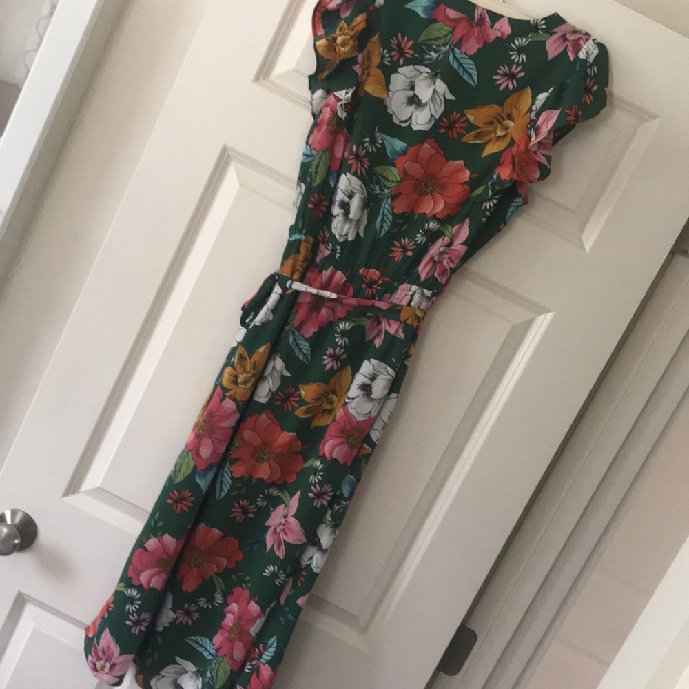 Floral green flutter sleeve midi dress! - Picture 5 of 11